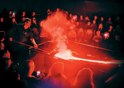 Prawdziwa, roztopiona lawa płynąca podczas pokazu Lava Show na Islandii – unikalna atrakcja edukacyjna dla rodzin.
